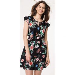 Czarna Sukienka Tiger Lily. Czarne sukienki dziewczęce Born2be, z aplikacjami, klasyczne, bez rękawów, mini. Za 49,99 zł.