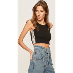 Guess Jeans - Top. Białe topy damskie Guess Jeans, s, z aplikacjami, z elastanu, bez rękawów. W wyprzedaży za 149,90 zł.