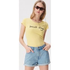 T-shirt z napisem Beach days - Żółty. Żółte t-shirty damskie Sinsay, s, z napisami, bez kołnierzyka. Za 9,99 zł.