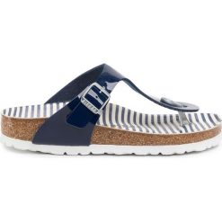 Japonki BIRKENSTOCK - Gizeh Kids Bs 1015629 Naturical Stripes Navy. Niebieskie sandały dziewczęce Birkenstock, ze skóry ekologicznej, bez zapięcia. Za 189,00 zł.