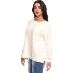 Sweter "Rina" w kolorze białym. Białe swetry damskie Scarlet Jones, s, bez wzorów, bez rękawów, bez kaptura. W wyprzedaży za 169,95 zł.