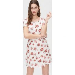Sukienka mini z kwiatowym wzorem - Kremowy. Białe sukienki damskie Cropp, s, bez wzorów, bez kołnierzyka, bez rękawów, mini. W wyprzedaży za 49,99 zł.