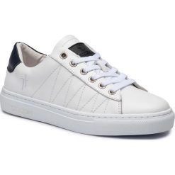 Sneakersy TOGOSHI - TG-15-03-000131 102. Białe półbuty damskie Togoshi, bez wzorów, ze skóry, bez obcasa, na płaskiej podeszwie, bez zapięcia. W wyprzedaży za 249,00 zł.