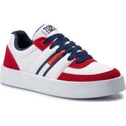 Sneakersy TOMMY JEANS - Light Sneaker EN0EN00395 Scarlet Sage 651. Białe półbuty damskie Tommy Jeans, bez wzorów, z jeansu, bez obcasa, na płaskiej podeszwie, bez zapięcia. Za 449,00 zł.