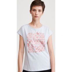 T-shirt z błyszczącym nadrukiem - Niebieski. Niebieskie t-shirty damskie Reserved, xl, z nadrukiem, bez kołnierzyka. W wyprzedaży za 15,99 zł.