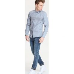 Koszula długi rękaw męska slim fit. Szare koszule męskie DRYWASH, m, z nadrukiem, młodzieżowe, bez kołnierzyka, z długim rękawem. W wyprzedaży za 39,99 zł.