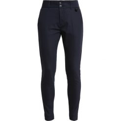 Mos Mosh BLAKE NIGHT Spodnie materiałowe navy. Niebieskie spodnie damskie marki Mos Mosh, bez wzorów, z elastanu. Za 589,00 zł.
