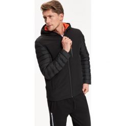 KURTKA KRÓTKA MĘSKA TYPU SOFTSHELL. Czarne kurtki męskie pikowane marki Top Secret, na zimę, xxl, z softshellu. W wyprzedaży za 99,99 zł.