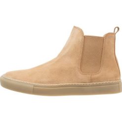 Shoe The Bear KEITH Botki sand. Brązowe botki męskie marki Shoe The Bear, z materiału. W wyprzedaży za 353,40 zł.