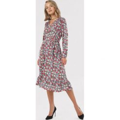 Czarno-Czerwona Sukienka Brizolle. Czarne sukienki damskie Born2be, s, bez wzorów, bez kołnierzyka, bez rękawów, midi. Za 119,99 zł.