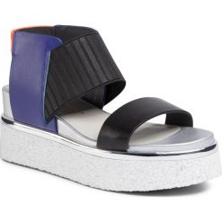 Sandały UNITED NUDE - Rico Sandal 1030464714905 Summer Blue. Czarne klapki damskie United Nude, bez wzorów, ze skóry, bez obcasa, na obcasie. W wyprzedaży za 609,00 zł.