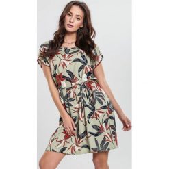 Zielona Sukienka Lurk. Zielone sukienki damskie other, s, w paski, eleganckie, bez kołnierzyka, bez rękawów, mini, dopasowane. Za 49,99 zł.