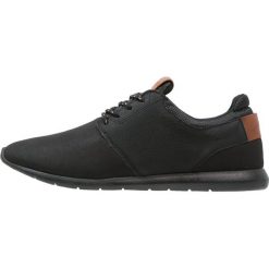 Pier One Tenisówki i Trampki black. Czarne trampki męskie Pier One, z materiału. Za 129,00 zł.