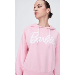 Bluza Barbie - Różowy. Różowe bluzy damskie Sinsay, s, bez wzorów, bez rękawów, bez kaptura. Za 59,99 zł.