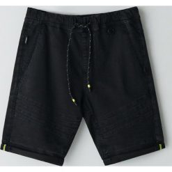Denimowe szorty jogger - Czarny. Czarne spodenki i szorty męskie Cropp, bez wzorów. W wyprzedaży za 69,99 zł.