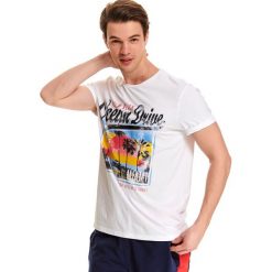 T-shirt krótki rękaw męski z nadrukiem, z printem. Białe t-shirty męskie Top Secret, na lato, m, z nadrukiem, z bawełny, wakacyjne, z okrągłym kołnierzem, krótkie. W wyprzedaży za 29,99 zł.