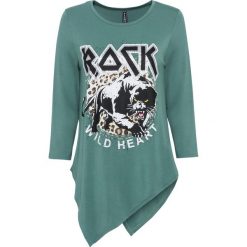 Długi shirt z asymetryczną linią dołu bonprix szaro-zielony z nadrukiem. Zielone koszulki damskie bonprix, z nadrukiem, z asymetrycznym kołnierzem, z długim rękawem. Za 79,99 zł.