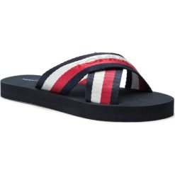 Klapki TOMMY HILFIGER - Colorful Tommy Slide Sandal FW0FW04242 Rwb 020. Niebieskie klapki damskie TOMMY HILFIGER, bez wzorów, z tworzywa sztucznego, bez obcasa. W wyprzedaży za 129,00 zł.