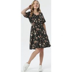 Czarna Sukienka Callithylia. Czarne sukienki damskie Born2be, na lato, s, bez wzorów, z tkaniny, z falbankami, z krótkim rękawem, krótkie, mini, rozkloszowane. Za 59,99 zł.