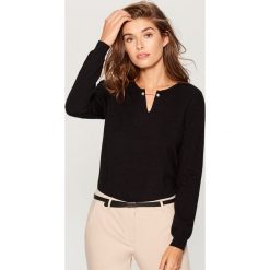 Sweter z biżuteryjnym detalem - Czarny. Czarne swetry klasyczne damskie Mohito, l. Za 89,99 zł.