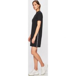 Calvin Klein Jeans - Sukienka. Pomarańczowe sukienki damskie Calvin Klein Jeans, na co dzień, s, bez wzorów, z bawełny, casualowe, z okrągłym kołnierzem, z krótkim rękawem, krótkie, mini, proste. Za 299,90 zł.