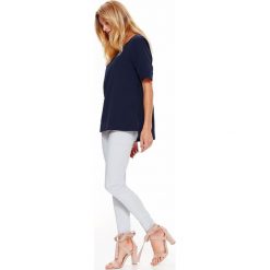 Bluzka z krótkim rękawem, z paskiem. Bluzki damskie Top Secret, bez wzorów, z dzianiny, eleganckie, bez kołnierzyka, z krótkim rękawem. W wyprzedaży za 69,99 zł.