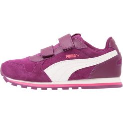 Puma ST RUNNER Tenisówki i Trampki dark purple/marshmallow. Czerwone trampki chłopięce marki Puma, z materiału, na sznurówki. W wyprzedaży za 135,20 zł.