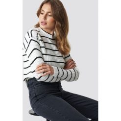 Trendyol Sweter w paski - White. Białe swetry klasyczne damskie Trendyol, z materiału, z okrągłym kołnierzem. Za 80,95 zł.