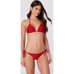 Stroje dwuczęściowe damskie: NA-KD Swimwear Dół bikini Shiny Triangle – Red