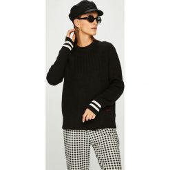 Calvin Klein - Sweter. Czarne swetry klasyczne damskie marki Calvin Klein, s, z bawełny, z okrągłym kołnierzem. W wyprzedaży za 429,90 zł.