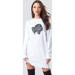 Linn Ahlborg x NA-KD Oversized LS T-Shirt Dress - White. Białe t-shirty damskie marki Linn Ahlborg x NA-KD, bez wzorów, z okrągłym kołnierzem. Za 121,95 zł.