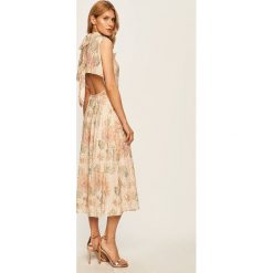 Red Valentino - Sukienka. Różowe sukienki damskie Red Valentino, w kwiaty, z poliesteru, z okrągłym kołnierzem, bez rękawów, midi, rozkloszowane. Za 3599,00 zł.