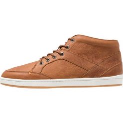 HUB KINGSTON 2.0 Sneakersy wysokie cognac/offwhite. Brązowe sneakersy męskie marki HUB, bez wzorów, ze skóry, bez zapięcia. Za 509,00 zł.