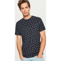 T-shirt z nadrukiem - Szary. Szare t-shirty męskie z nadrukiem Reserved, l. Za 39,99 zł.
