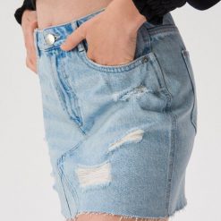 Jeansowa spódnica mini - Niebieski. Niebieskie spódniczki damskie Sinsay, bez wzorów, z jeansu, mini. Za 49,99 zł.