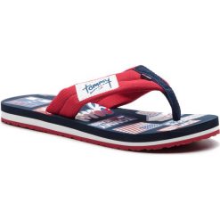 Japonki TOMMY JEANS - Logo Beach Sandal EM0EM00362 Tango Red XCN. Czerwone klapki męskie Tommy Jeans, z jeansu, bez zapięcia. W wyprzedaży za 119,00 zł.