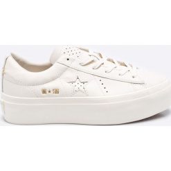 Converse - Tenisówki. Białe trampki i tenisówki damskie marki Converse, ze skóry, na sznurówki. W wyprzedaży za 279,90 zł.
