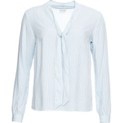 Bluzka z krawatką bonprix jasnoniebiesko-biel wełny w paski. Niebieskie koszulki damskie marki bonprix, w paski, z wełny, z dekoltem w serek, bez rękawów. Za 74,99 zł.