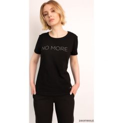 T-SHIRT NO MORE Czarny. Czarne t-shirty damskie Pakamera, z napisami, bez kołnierzyka. Za 149,00 zł.