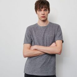 T-shirt ze strukturalnej dzianiny - Czarny. Czarne t-shirty męskie Reserved, s, bez wzorów, z dzianiny, bez kołnierzyka. W wyprzedaży za 29,99 zł.