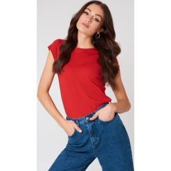 NA-KD Basic T-shirt z surowym wykończeniem - Red. Różowe t-shirty damskie marki NA-KD Basic, z bawełny. W wyprzedaży za 20,48 zł.