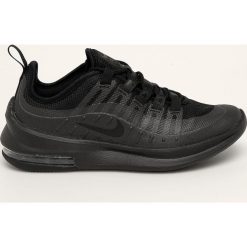 Nike Kids - Buty dziecięce Nike Air Max Axis (Gs). Czarne trampki chłopięce Nike Kids, bez wzorów, ze skóry, sportowe, z okrągłym noskiem, na sznurówki. W wyprzedaży za 319,90 zł.