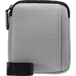 Torby na ramię męskie: Calvin Klein ELEVATED LOGO MINI FLAT CROSSOVER Torba na ramię grey