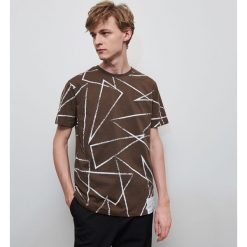 T-shirt z nadrukiem - Brązowy. Pomarańczowe t-shirty męskie Reserved, s, z nadrukiem, bez kołnierzyka. Za 39,99 zł.