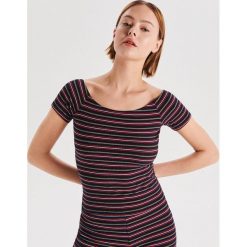 Dzianinowa bluzka z odkrytymi ramionami - Granatowy. Niebieskie bluzki damskie Cropp, s, bez wzorów, z dzianiny, bez kołnierzyka, bez rękawów. Za 39,99 zł.
