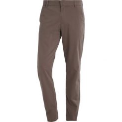 Chinosy męskie: DOCKERS INSIGNIA Chinosy dark pebble