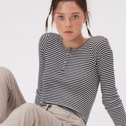 Bawełniana bluzka basic - Biały. Białe bluzki damskie Sinsay, s, bez wzorów, z bawełny, bez kołnierzyka, bez rękawów. Za 24,99 zł.
