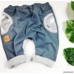 Spodnie baggy HOP brudny błękit. Niebieskie spodnie dresowe chłopięce marki Pakamera. Za 90,00 zł.