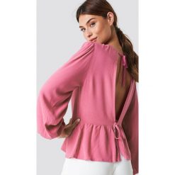 NA-KD Bluzka z odkrytymi plecami - Pink. Różowe bluzki damskie NA-KD, bez wzorów, z tkaniny, z okrągłym kołnierzem, bez rękawów. W wyprzedaży za 60,97 zł.