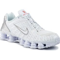 Buty NIKE - Shox Tl AV3595 100 White/White/Metallic Silver. Białe półbuty męskie Nike, na co dzień, bez wzorów, z tworzywa sztucznego, bez zapięcia. W wyprzedaży za 599,00 zł.